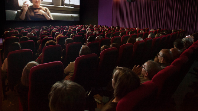 El público ya no elige leer: las películas dobladas desplazaron a las subtituladas.
