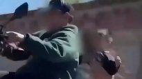 En el video, ninguno de los tres lleva protección.