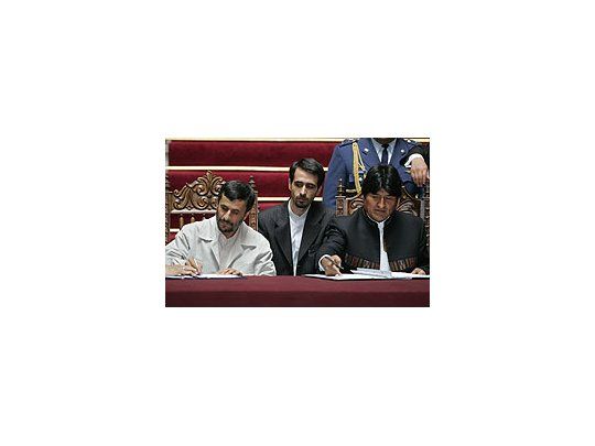 Ahmadinejad y Morales resaltaron el derecho a desarrollar energía nuclear