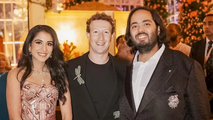 Mark Zuckerberg junto a los novios. Mark Zuckerberg junto a los novios.