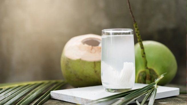 El agua de coco se puede consumir sola o añadirla en jugos, batidos o smoothies.&nbsp;