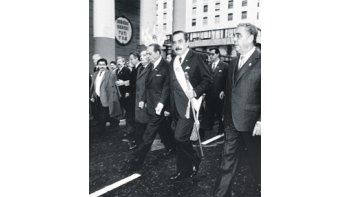 Raúl Alfonsín y su vicepresidente, Víctor Martínez, hace 30 años, poco después de asumir el  primer Gobierno de la transición democrática.