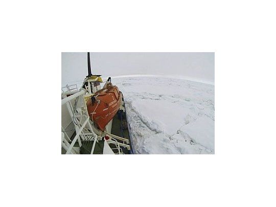 El Akademik Shikalskiy, en medio del hielo antártico (Foto: theguardian.com).