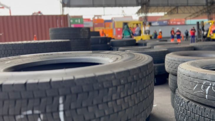 Las importaciones de neumáticos se dispararon el año pasado, perjudicando a la industria local. Las importaciones de neumáticos se dispararon el año pasado, perjudicando a la industria local.