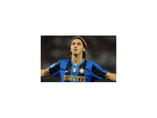 Ibrahimovic formaría la delantera con Messi y Henry.