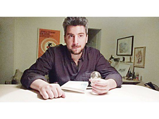 MAVRAKIS. “Lo que nos queda en la pantalla, al final, es una góndola personalizada de usuarios y contenidos que sólo halagan nuestras propias ideas y aspiraciones.”