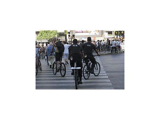 Los policías deben moverse en bicicleta por el centro porteño por el caos de tránsito.