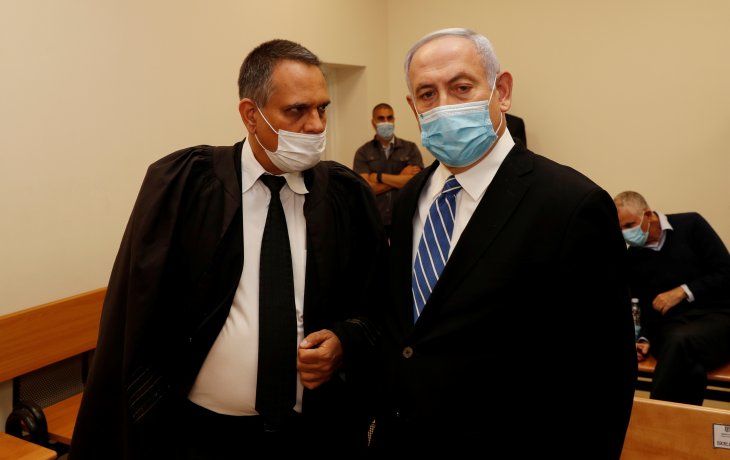 Netanyahu enfrenta varios cargos de corrupci&oacute;n, entre ellos otorgar favores gubernamentales para que la prensa hable bien de &eacute;l.