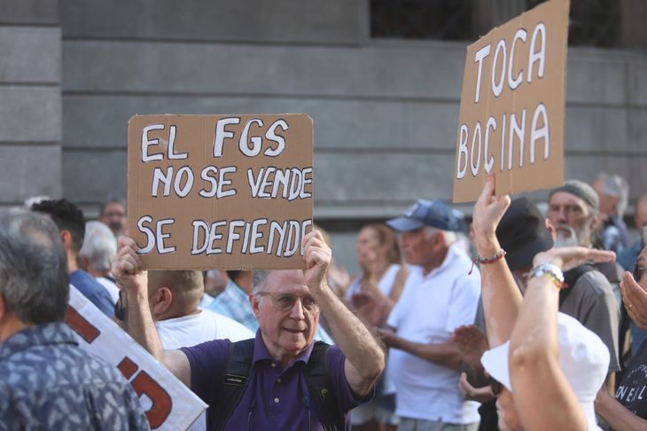 Protestas en contra de la disolución del Fondo de Garantías de Sustentabilidad, propuesta en la ley ómnibus. 