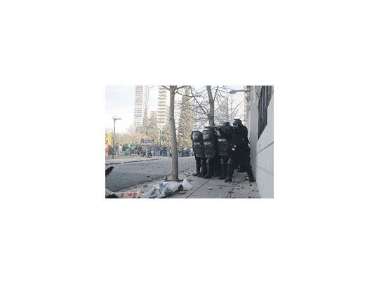Las refriegassedesarrollarontantodentrocomo fueradel ConcejoDeliberantede la ciudadde Rosario.