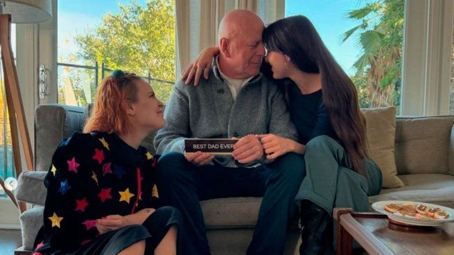 Bruce Willis junto a dos de sus hijas.