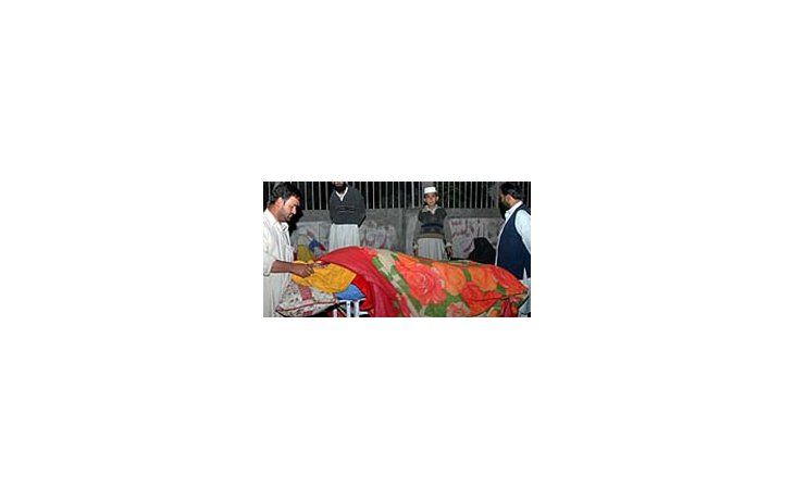Al menos 160 muertos y miles de heridos deja un sismo en Pakistán