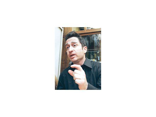 Alejandro Paker: «La cultura del reality show está distorsionando muchas cosas. Hoy parece que rinde más desafinar que cantar bien».