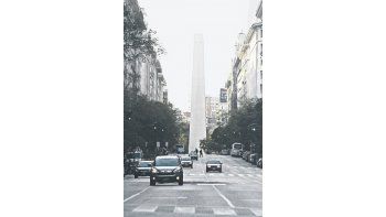 ámbito.com | El ápice del Obelisco fue cubierto por el artista plástico Leandro Erlich, quien lo hizo “reaparecer” en la explanada del Malba. La obra, denominada “La democracia del símbolo”, celebra un nuevo aniversario del museo.