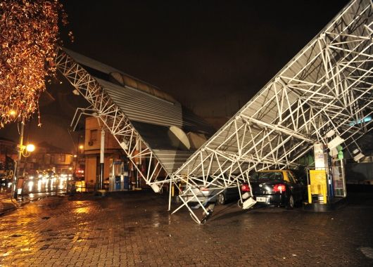 Un muerto en La Plata por el fuerte temporal de viento y granizo (foto 1)