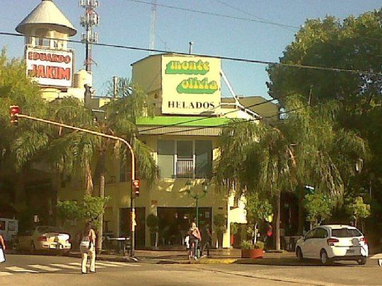 La histórica heladería Monte Olivia, ubicada en la esquina de Mercedes y Fernández de Enciso, frente a la Plaza Arenales, fue fundada en 1966.