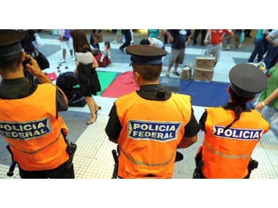 Imputaron a policías por permitir a manteros instalar puestos en Caballito
