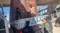 aduana detecto el ingreso ilegal de dos colombianos ocultos en un camion