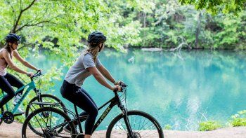 Casco, el cinturón de seguridad para quienes andan en bicicleta.&nbsp;