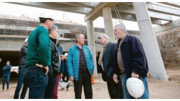 Planteo. Durante una recorrida por las obras de cierre del anillo de Circunvalación, Schiaretti volvió a pedir el traspaso de AySA y habló del FMI.