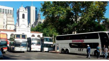 Los vehículos de larga distancia cortan la calle Hipólito Yrigoyen, en la intersección con Bolívar