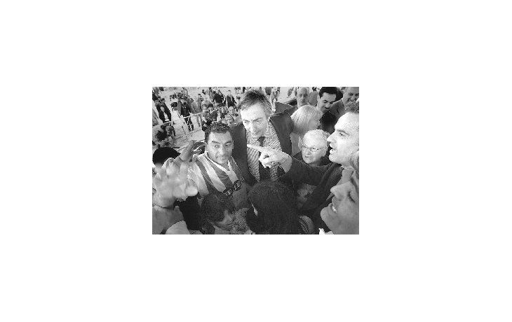 ámbito.com | El presidente Néstor Kirchner acompañó ayer a Aníbal Ibarra, que estuvo de campaña por su reelección al frente de la Ciudad, cediendo terrenos en las villas 21 y 24 para construir viviendas.