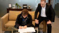 El presidente Javier Milei firmó el proyecto de reforma laboral.