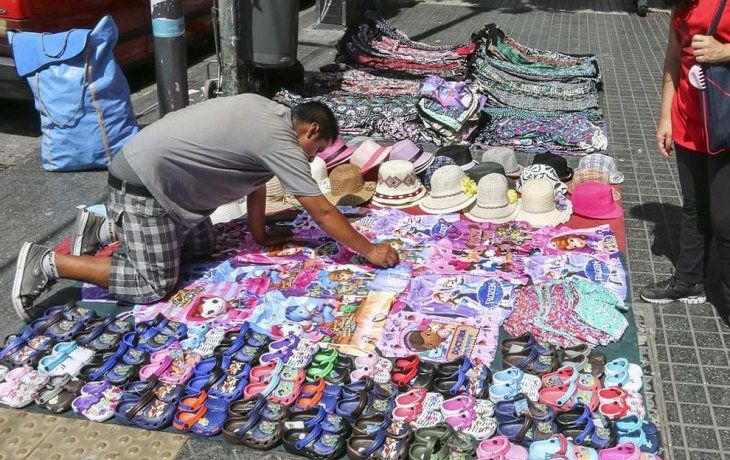 La venta ilegal callejera en CABA disminuyó un 10,9% en abril respecto al mismo mes del año anterior. La venta ilegal callejera en CABA disminuyó un 10,9% en abril respecto al mismo mes del año anterior.