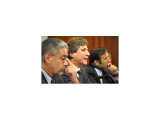 El ministro de Economía, Amado Boudou, junto a sus colaboradores, anunció en conferencia de prensa la reapertura del canje de deuda de los tenedores de deuda en default.