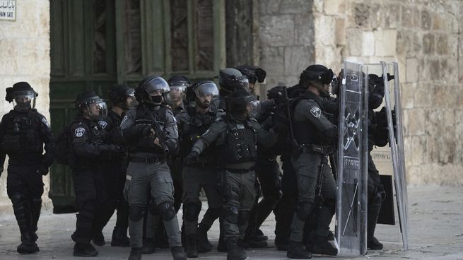 La policía de Irsael ingresó al tercer lugar sagrado del islam en pleno Ramadán, algo que se viene repitiendo en los últimos años.