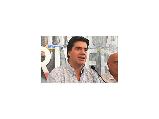 El gobernador de Chaco, Jorge Capitanich, presentó el trofeo que se llevará el ganador del Superclásico.