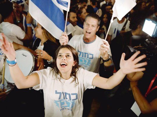 festejos e incertidumbre. Tanto los partidarios del general Benny Gantz como el premier Benjamín Netanyahu celebaron los resultados de ayer, pero la conformación de una mayoría parlamentaria exigirá un juego político fino.