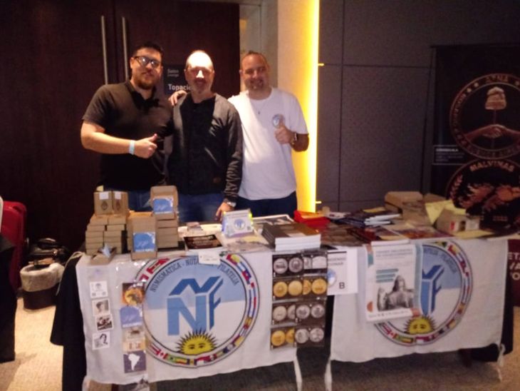 Parte del grupo de coleccionistas, participando de la Coin Show de Buenos Aires 2022, una muestra internacional sobre numismática.