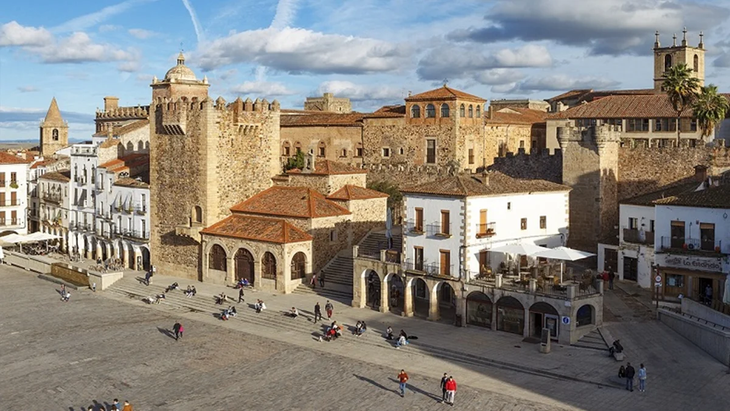 El gobierno de la comunidad autónoma invertirá hasta dos millones de euros para atraer 200 nómadas digitales con becas de hasta 15.000 euros para que se trasladen a Extremadura, España  