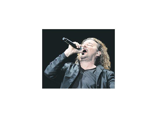 «Fher», el seductor cantante de Maná, una banda que sostiene su éxito hace muchos años haciendo músicas identificables y pegadizas pero con un fuerte apoyo en lo rítmico.