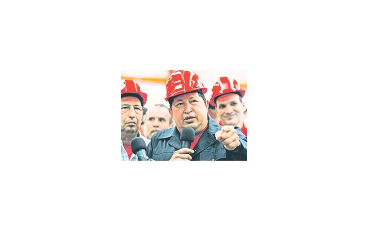 Hugo Chávez reapareció ayer en una fábrica en el estado de Barinas. No dio precisiones sobre dónde y cuándo será operado.