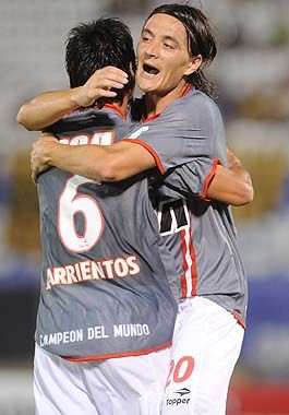 Leandro González, autor del segundo gol, se abraza con Pablo Barrientos, quien conquistó el empate.