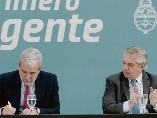 Firma. Alberto Fernández firmó un convenio para fortalecer la capacitación de las fuerzas policiales junto a Aníbal Fernández en Casa Rosada.