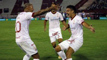 Candia y Cóccaro, los goleadores de la noche, celebran el tanto del uruguayo.