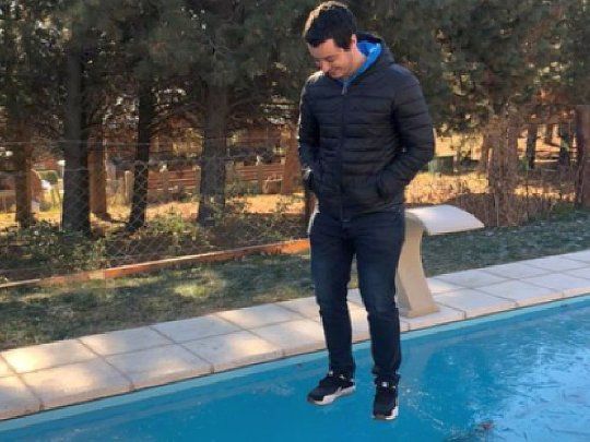 Una pileta de Bariloche se congeló con temperaturas de -8°C.