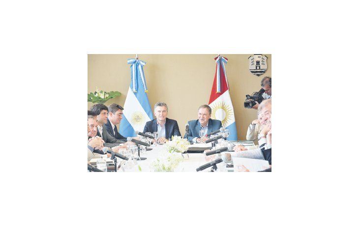 Mauricio Macri y Juan Schiaretti, en la cabecera de la reunión de ministros nacionales y provinciales que se realizó ayer en la ciudad de Córdoba.