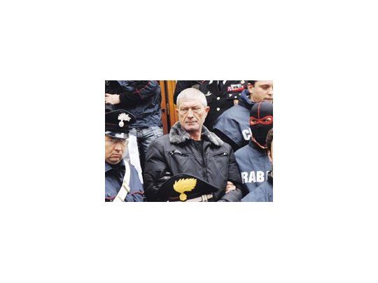 Gaetano Lo Presti, uno de los más prominentes jefes mafiosos detenidos en la redada del martes, fue hallado en su celda ahorcado con su propio cinturón. La Policía habló de suicidio.