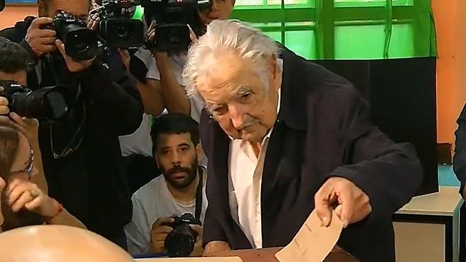 El expresidente fue el primero en votar en su mesa, como es de costumbre.&nbsp;