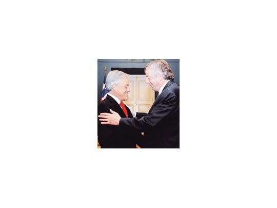 Néstor Kirchner fue ayer recibido en La Moneda por Sebastián Piñera: lamentos futboleros y preocupación por falta de apoyo a la Unasur en Parlamento chileno.