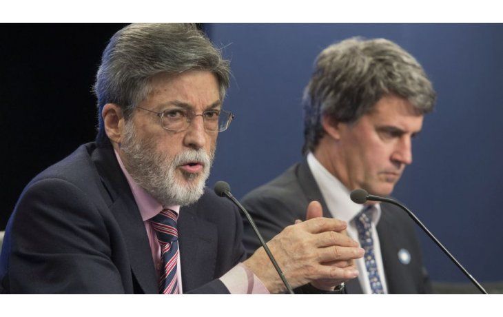 El jefe de la AFIP, Alberto Abad, junto al ministro de Economía, Alfonso Prat-Gay durante la conferencia de prensa que ofrecieron esta tarde en el microcine del palacio de Hacienda.