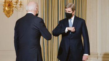 PRESENTACIÓN. El presidente Joe Biden y John Kerry, el delegado del Gobierno para el Medio Ambiente, se saludan poco antes de la conferencia de prensa.&nbsp;