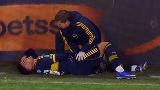 El delantero paraguayo ya había arrastrado una molestia física en la previa del partido y se terminó agravando la situación tras intentar una pirueta en el área rival, quedando tendido en el césped. El delantero paraguayo ya había arrastrado una molestia física en la previa del partido y se terminó agravando la situación tras intentar una pirueta en el área rival, quedando tendido en el césped.