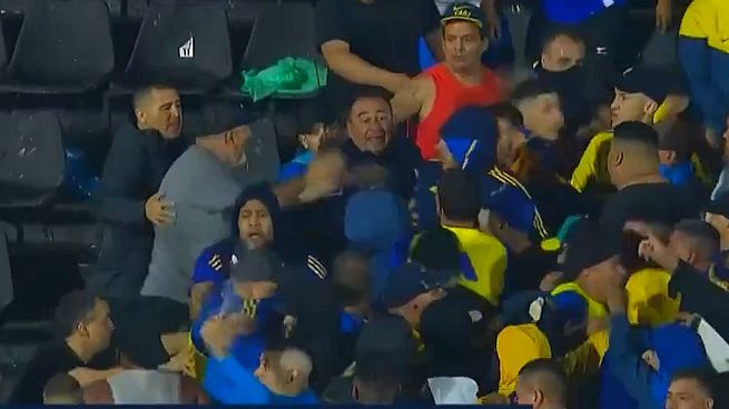 Riquelme intervino para frenar los incidentes entre las barras de Boca y Gimnasia.