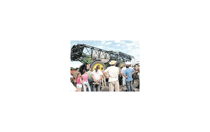 ámbito.com | Aumentaron ayer las medidas de fuerza por parte de los productores en el día 15 de la protesta agraria. En Gualeguaychú, Entre Ríos, se vivió uno de los momentos más tensos cuando los productores cortaron la ruta 14 con una maquinaria agrícola.