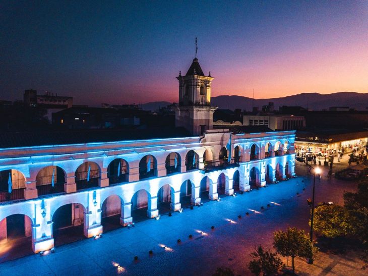 El Cabildo de Salta no solo es un referente arquitectónico, sino también un lugar cargado de memoria y cultura.